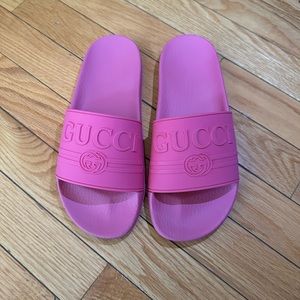Gucci Pursuit Rubber Slides - Pink
